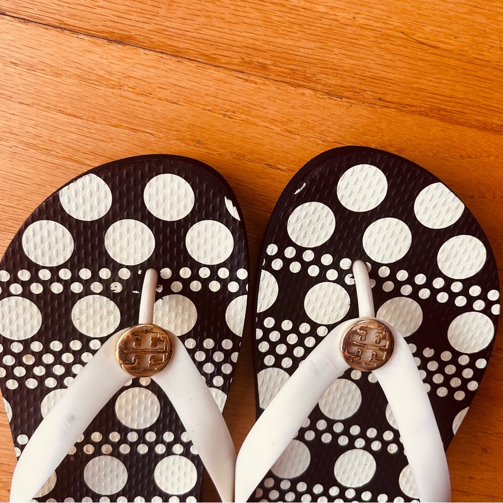 Tory Burch Polka Dot Black and Off White Classic Flip Flop Sandals Size 9 Gold T - Picture 10 of 11